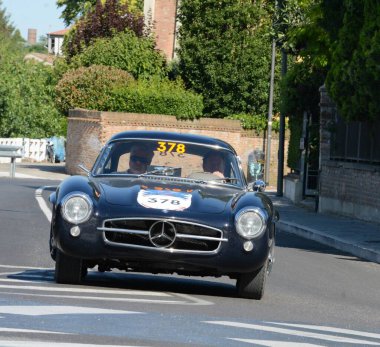 FERRARA, ITALY - 15 Haziran 2024: 2024 Mille Miglia boyunca Ferrara sokaklarında klasik bir araba yarışı.