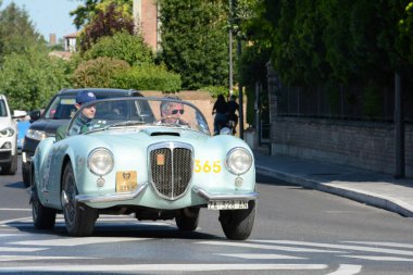 FERRARA, ITALY - 15 Haziran 2024: 2024 Mille Miglia boyunca Ferrara sokaklarında klasik bir araba yarışı.