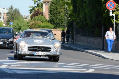 FERRARA, ITALY - 15 Haziran 2024: 2024 Mille Miglia boyunca Ferrara sokaklarında klasik bir araba yarışı.
