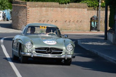 FERRARA, ITALY - 15 Haziran 2024: 2024 Mille Miglia boyunca Ferrara sokaklarında klasik bir araba yarışı.