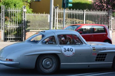 FERRARA, ITALY - 15 Haziran 2024: 2024 Mille Miglia boyunca Ferrara sokaklarında klasik bir araba yarışı.
