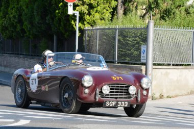 FERRARA, ITALY - 15 Haziran 2024: 2024 Mille Miglia boyunca Ferrara sokaklarında klasik bir araba yarışı.