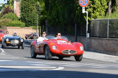 FERRARA, ITALY - 15 Haziran 2024: 2024 Mille Miglia boyunca Ferrara sokaklarında klasik bir araba yarışı.