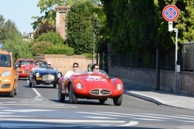 FERRARA, ITALY - 15 Haziran 2024: 2024 Mille Miglia boyunca Ferrara sokaklarında klasik bir araba yarışı.