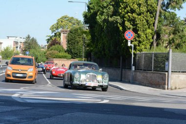 FERRARA, ITALY - 15 Haziran 2024: 2024 Mille Miglia boyunca Ferrara sokaklarında klasik bir araba yarışı.
