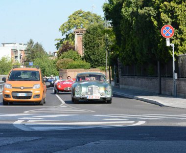 FERRARA, ITALY - 15 Haziran 2024: 2024 Mille Miglia boyunca Ferrara sokaklarında klasik bir araba yarışı.