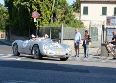 FERRARA, ITALY - 15 Haziran 2024: 2024 Mille Miglia boyunca Ferrara sokaklarında klasik bir araba yarışı.