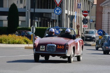 FERRARA, ITALY - 15 Haziran 2024: 2024 Mille Miglia boyunca Ferrara sokaklarında klasik bir araba yarışı.