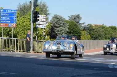 FERRARA, ITALY - 15 Haziran 2024: 2024 Mille Miglia boyunca Ferrara sokaklarında klasik bir araba yarışı.