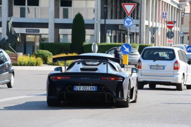 FERRARA, ITALY - 15 Haziran 2024: 2024 Mille Miglia boyunca Ferrara sokaklarında klasik bir araba yarışı.