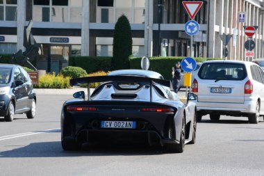 FERRARA, ITALY - 15 Haziran 2024: 2024 Mille Miglia boyunca Ferrara sokaklarında klasik bir araba yarışı.