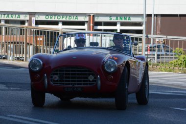 FERRARA, ITALY - 15 Haziran 2024: 2024 Mille Miglia boyunca Ferrara sokaklarında klasik bir araba yarışı.