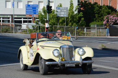 FERRARA, ITALY - 15 Haziran 2024: 2024 Mille Miglia boyunca Ferrara sokaklarında klasik bir araba yarışı.