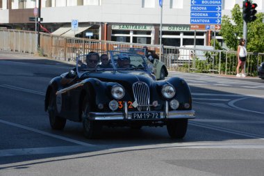 FERRARA, ITALY - 15 Haziran 2024: 2024 Mille Miglia boyunca Ferrara sokaklarında klasik bir araba yarışı.