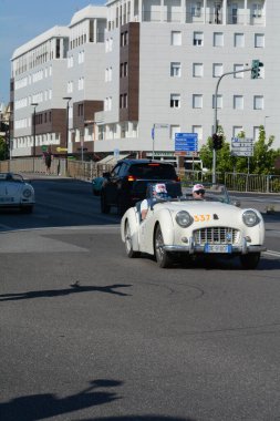 FERRARA, ITALY - 15 Haziran 2024: 2024 Mille Miglia boyunca Ferrara sokaklarında klasik bir araba yarışı.