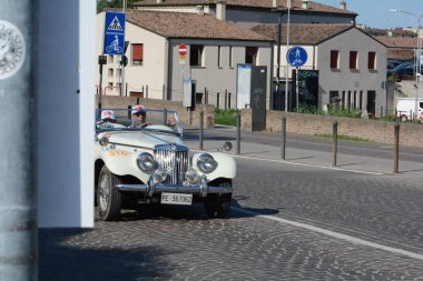 FERRARA, ITALY - 15 Haziran 2024: 2024 Mille Miglia boyunca Ferrara sokaklarında klasik bir araba yarışı.