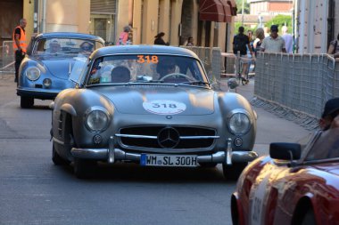 FERRARA, ITALY - 15 Haziran 2024: 2024 Mille Miglia boyunca Ferrara sokaklarında klasik bir araba yarışı.