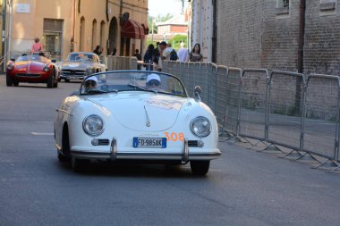 FERRARA, ITALY - 15 Haziran 2024: 2024 Mille Miglia boyunca Ferrara sokaklarında klasik bir araba yarışı.