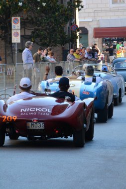 FERRARA, ITALY - 15 Haziran 2024: 2024 Mille Miglia boyunca Ferrara sokaklarında klasik bir araba yarışı.