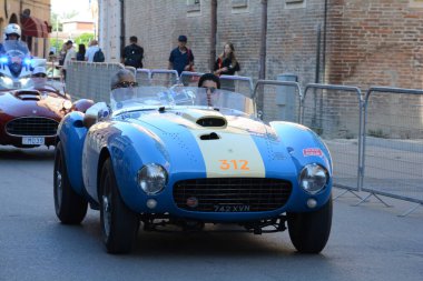 FERRARA, ITALY - 15 Haziran 2024: 2024 Mille Miglia boyunca Ferrara sokaklarında klasik bir araba yarışı.