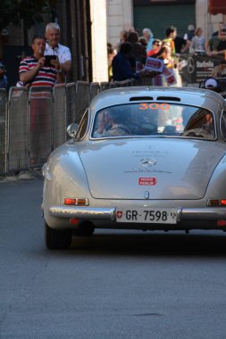 FERRARA, ITALY - 15 Haziran 2024: 2024 Mille Miglia boyunca Ferrara sokaklarında klasik bir araba yarışı.