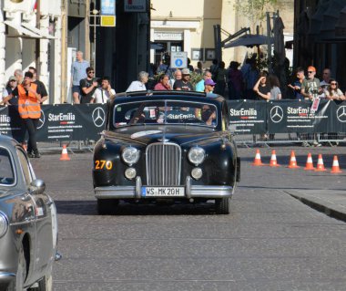 FERRARA, ITALY - 15 Haziran 2024: 2024 Mille Miglia boyunca Ferrara sokaklarında klasik bir araba yarışı.