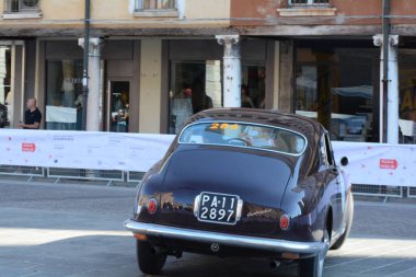 FERRARA, ITALY - 15 Haziran 2024: 2024 Mille Miglia boyunca Ferrara sokaklarında klasik bir araba yarışı.