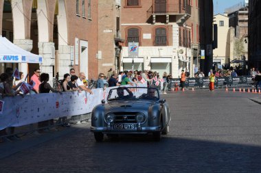 FERRARA, ITALY - 15 Haziran 2024: 2024 Mille Miglia boyunca Ferrara sokaklarında klasik bir araba yarışı.