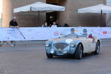 FERRARA, ITALY - 15 Haziran 2024: 2024 Mille Miglia boyunca Ferrara sokaklarında klasik bir araba yarışı.