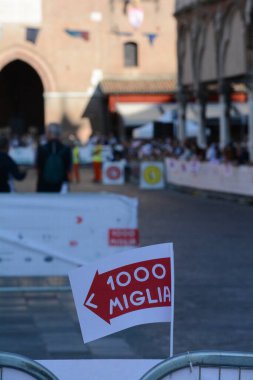 FERRARA, ITALY - 15 Haziran 2024: 2024 Mille Miglia boyunca Ferrara sokaklarında klasik bir araba yarışı.