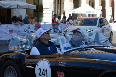 FERRARA, ITALY - 15 Haziran 2024: 2024 Mille Miglia boyunca Ferrara sokaklarında klasik bir araba yarışı.