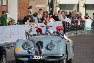 FERRARA, ITALY - 15 Haziran 2024: 2024 Mille Miglia boyunca Ferrara sokaklarında klasik bir araba yarışı.