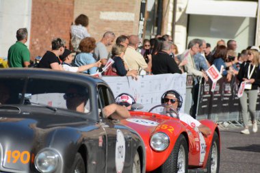 FERRARA, ITALY - 15 Haziran 2024: 2024 Mille Miglia boyunca Ferrara sokaklarında klasik bir araba yarışı.