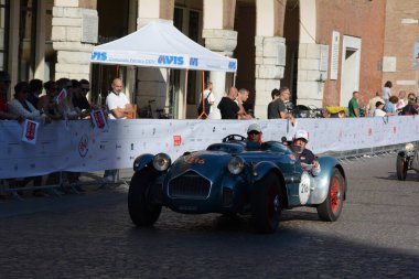 FERRARA, ITALY - 15 Haziran 2024: 2024 Mille Miglia boyunca Ferrara sokaklarında klasik bir araba yarışı.