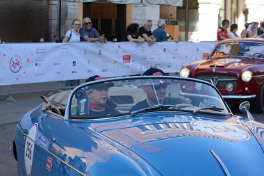 FERRARA, ITALY - 15 Haziran 2024: 2024 Mille Miglia boyunca Ferrara sokaklarında klasik bir araba yarışı.