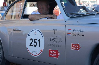 FERRARA, ITALY - 15 Haziran 2024: 2024 Mille Miglia boyunca Ferrara sokaklarında klasik bir araba yarışı.