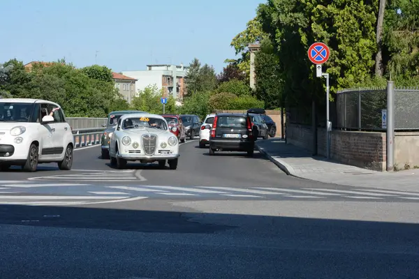 FERRARA, ITALY - 15 Haziran 2024: 2024 Mille Miglia boyunca Ferrara sokaklarında klasik bir araba yarışı.
