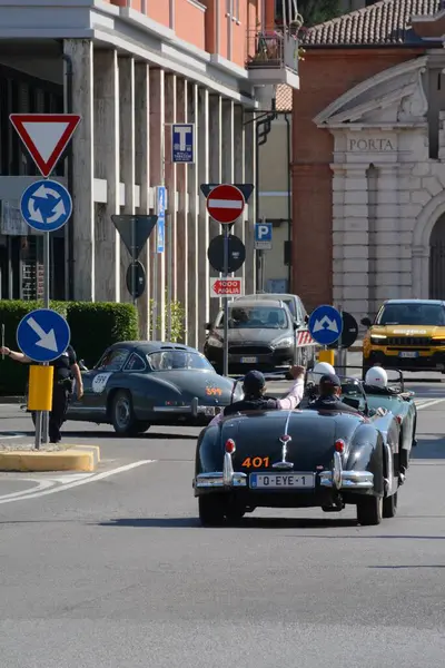 FERRARA, ITALY - 15 Haziran 2024: 2024 Mille Miglia boyunca Ferrara sokaklarında klasik bir araba yarışı.