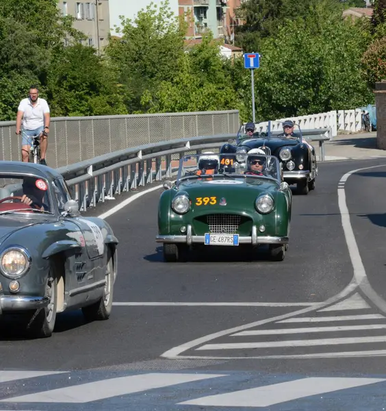 FERRARA, ITALY - 15 Haziran 2024: 2024 Mille Miglia boyunca Ferrara sokaklarında klasik bir araba yarışı.