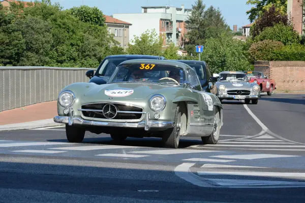 FERRARA, ITALY - 15 Haziran 2024: 2024 Mille Miglia boyunca Ferrara sokaklarında klasik bir araba yarışı.