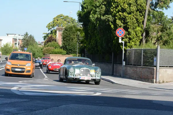 FERRARA, ITALY - 15 Haziran 2024: 2024 Mille Miglia boyunca Ferrara sokaklarında klasik bir araba yarışı.