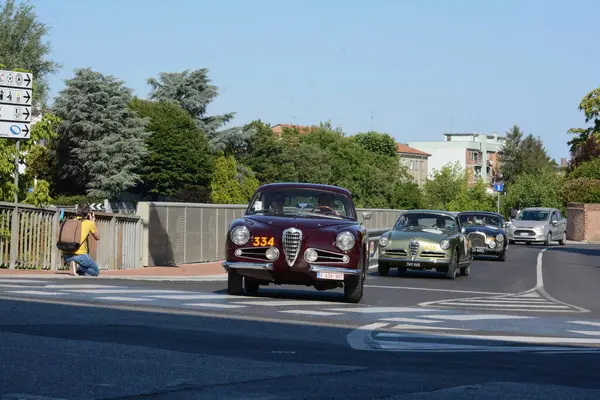 FERRARA, ITALY - 15 Haziran 2024: 2024 Mille Miglia boyunca Ferrara sokaklarında klasik bir araba yarışı.