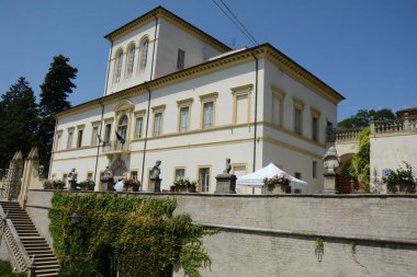 Pesarro, ITALIA - 2 yıl önce -2024: Villa Caprile, zengin mimari mirası ve güzel bahçeleriyle ünlü Pesaro, İtalya 'da tarihi bir villa. 1640 yılında Marquis Giovanni Mosca tarafından inşa edilen Villa Caprile, Barok zarafetini ve