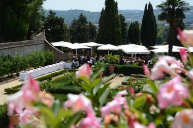 Pesarro, ITALIA - 2 yıl önce -2024: Villa Caprile, zengin mimari mirası ve güzel bahçeleriyle ünlü Pesaro, İtalya 'da tarihi bir villa. 1640 yılında Marquis Giovanni Mosca tarafından inşa edilen Villa Caprile, Barok zarafetini ve