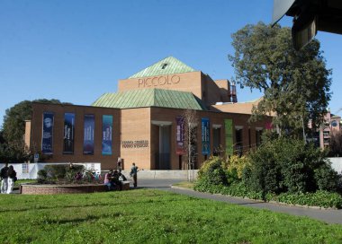 Milano, ITALIA - 02 nov - 2024: Milan 'daki Teatro Strehler, yenilikçi ve uluslararası performanslarıyla tanınan Piccolo Tiyatrosu' na ev sahipliği yapan modern bir kültürel ikondur.
