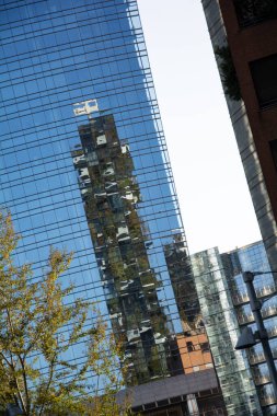 Milano, ITALIA - 02 Kasım - 2024: Milano 'daki Bosco Verticale, ağaçlar ve bitkilerle kaplı iki kule, kentin merkezindeki yeşil mimariyi sembolize ediyor