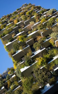 Milano, ITALIA - 02 Kasım - 2024: Milano 'daki Bosco Verticale, ağaçlar ve bitkilerle kaplı iki kule, kentin merkezindeki yeşil mimariyi sembolize ediyor