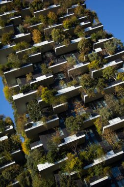 Milano, ITALIA - 02 Kasım - 2024: Milano 'daki Bosco Verticale, ağaçlar ve bitkilerle kaplı iki kule, kentin merkezindeki yeşil mimariyi sembolize ediyor