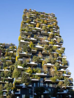Milano, ITALIA - 02 Kasım - 2024: Milano 'daki Bosco Verticale, ağaçlar ve bitkilerle kaplı iki kule, kentin merkezindeki yeşil mimariyi sembolize ediyor