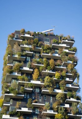 Milano, ITALIA - 02 Kasım - 2024: Milano 'daki Bosco Verticale, ağaçlar ve bitkilerle kaplı iki kule, kentin merkezindeki yeşil mimariyi sembolize ediyor